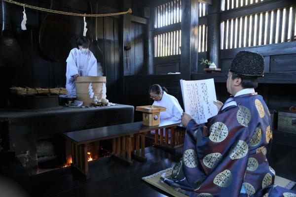 鳴釜神事