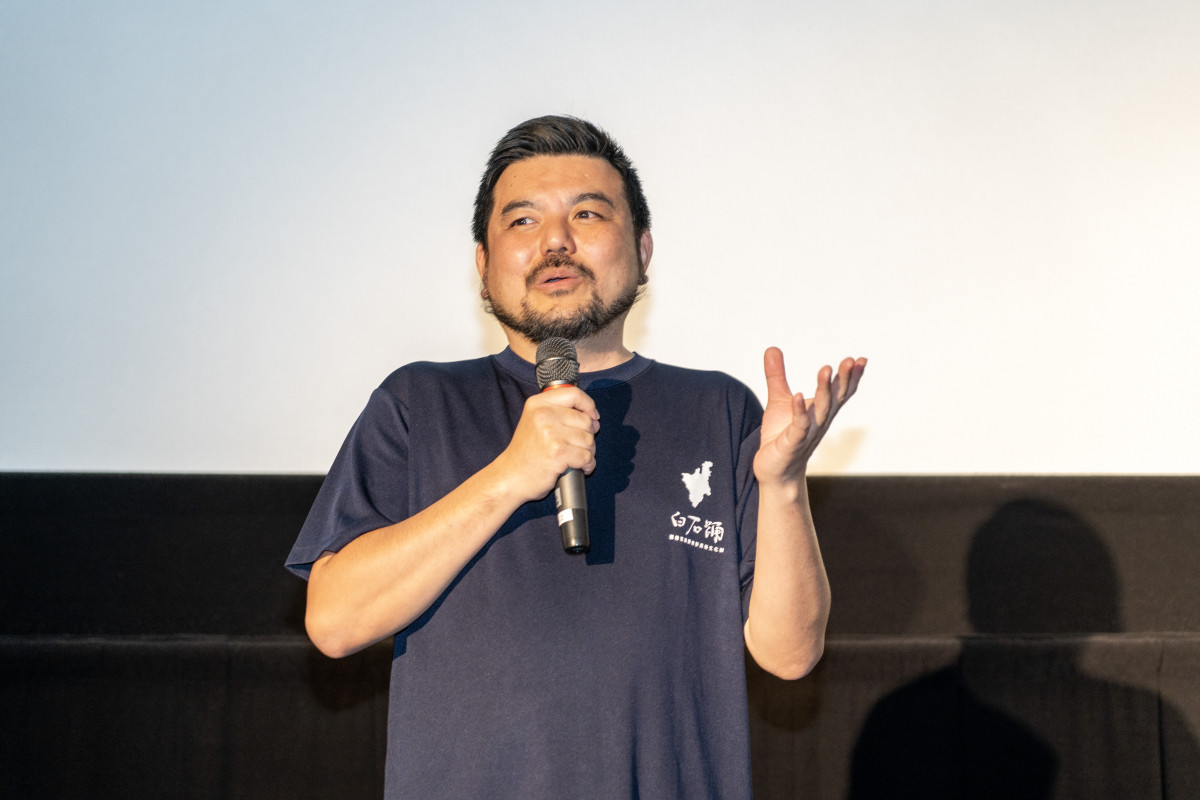 撮影時の思い出を語る監督