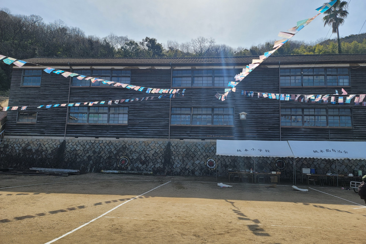 真鍋中学校（島の運動会を再現）